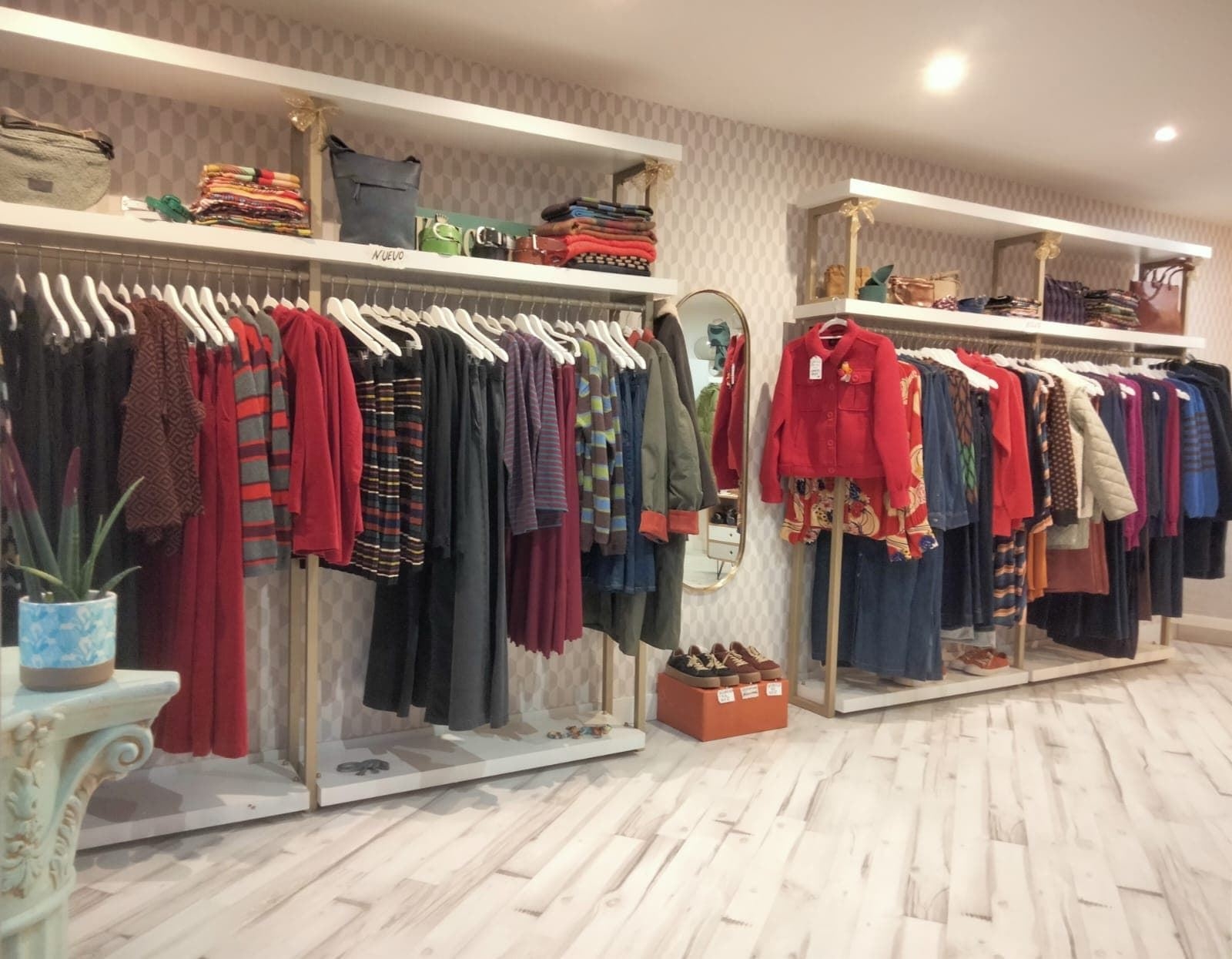 Nueva temporada otoño/invierno 2025/26 y muchas otras prendas con descuento. También zona outlet-50%